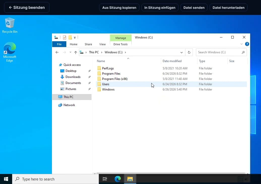 Privilegierte RDP-Sitzung auf einem Windows-Server in der Privileged Access Bridge: Sitzungsleiste mit Sitzung beenden, Zwischenablage und Dateitransfer über dem Windows-Desktop mit geöffnetem Datei-Explorer